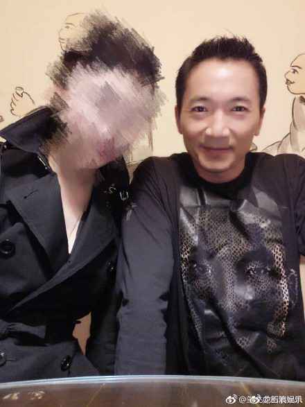 邹兆龙摸腿照删光！得饶人处且饶人