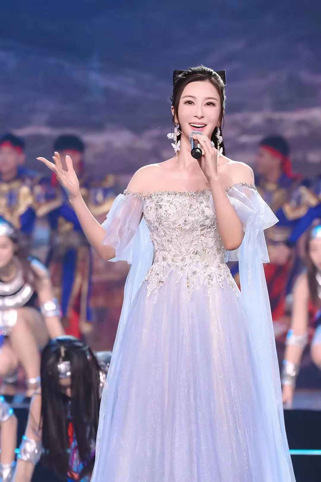 伊丽媛再度受邀助阵加盟2021中国文联百花迎春 精彩演绎传递正能量