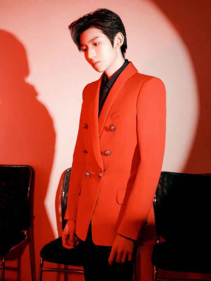 王源红西服红火帅气 透露与小朋友演出亲切有爱