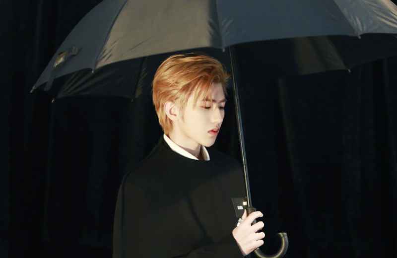 《青春有你2》蔡徐坤太细心体贴,为每位选手送上维生素c