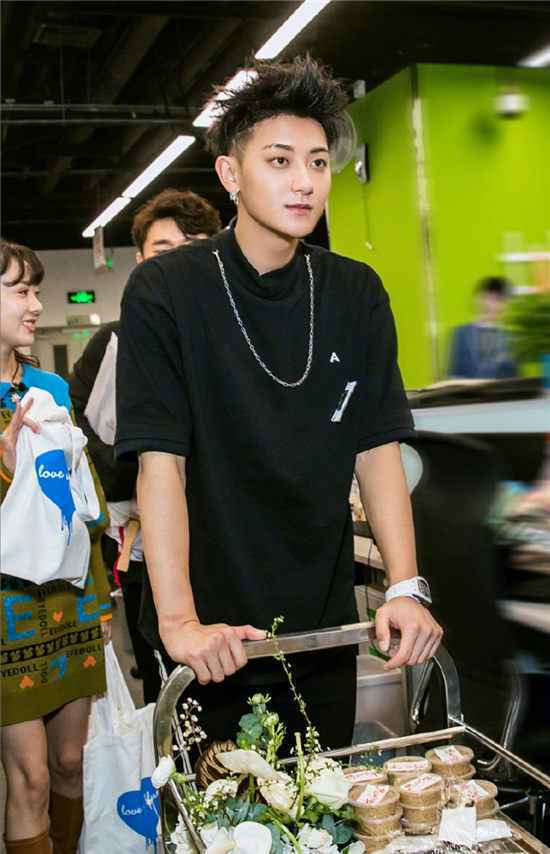 综艺《黄子韬11人餐厅》更新，什么令暴躁黄老板瞬间变温柔？