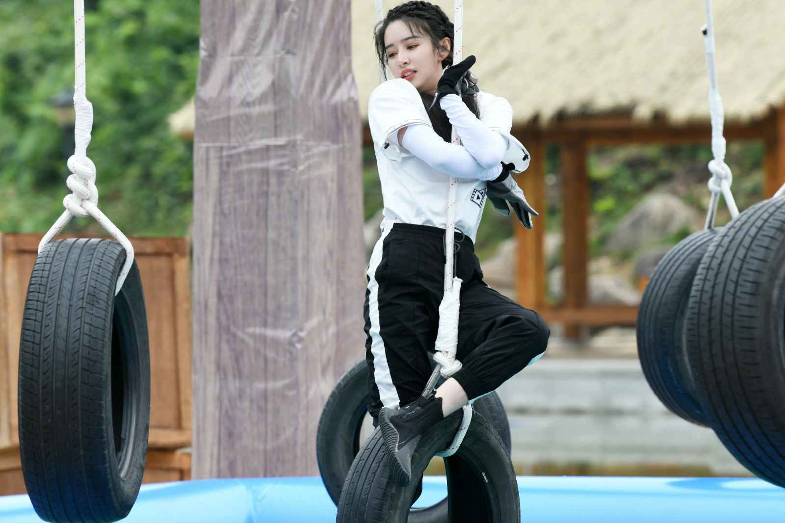 阚清子元气首秀《奔跑吧》 “游戏黑洞”反差萌无敌