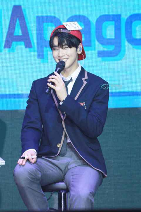 车银优香港见面会频以「心心」回馈粉丝