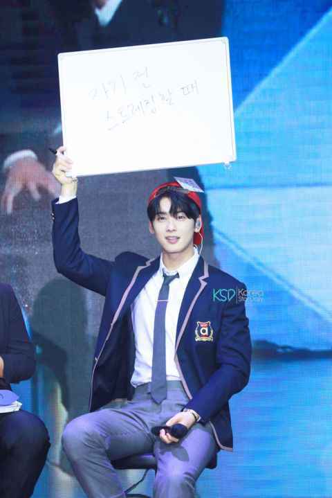 车银优香港见面会频以「心心」回馈粉丝