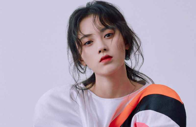 鞠婧祎吃饭的时候夹不到菜,张新成把菜放到她身边,动作暖心