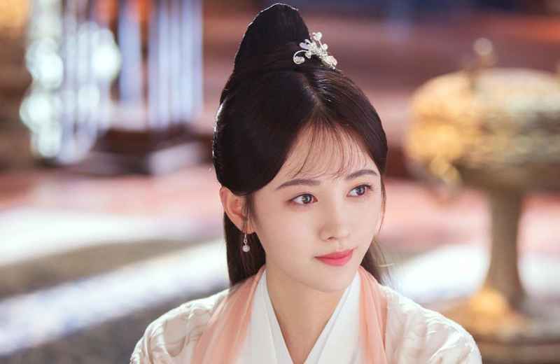 鞠婧祎吃饭的时候夹不到菜,张新成把菜放到她身边,动作暖心