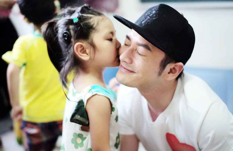 黄晓明虞书欣隔空互怼,模仿各自表情包画面失控惹网友笑出声