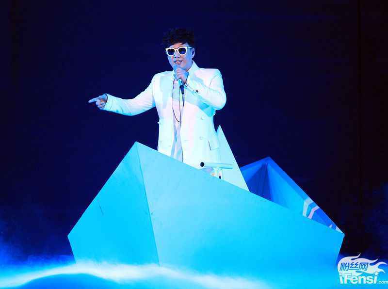 萧煌奇突破自我首登小巨蛋 Selina献声