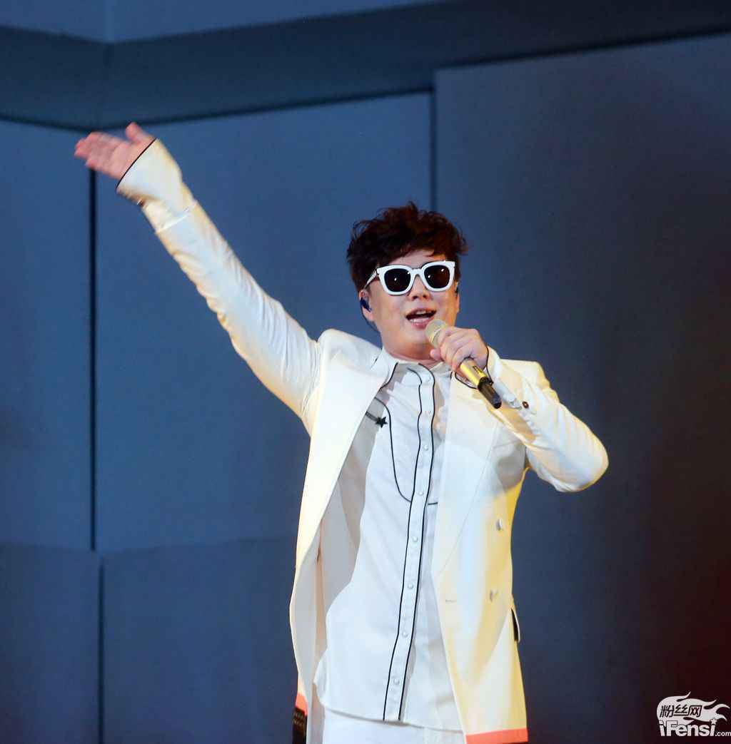 萧煌奇突破自我首登小巨蛋 Selina献声