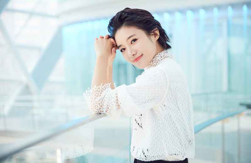 蔡紫加盟《巧手神探》，体验手工技艺变