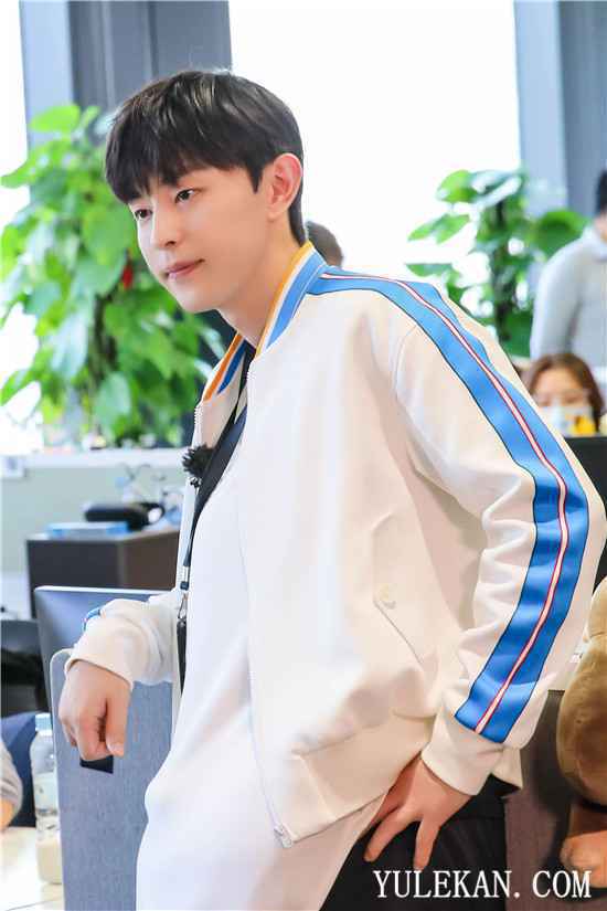 邓伦《极限挑战》解锁“乾坤大挪移” 合体搏击逗趣不断