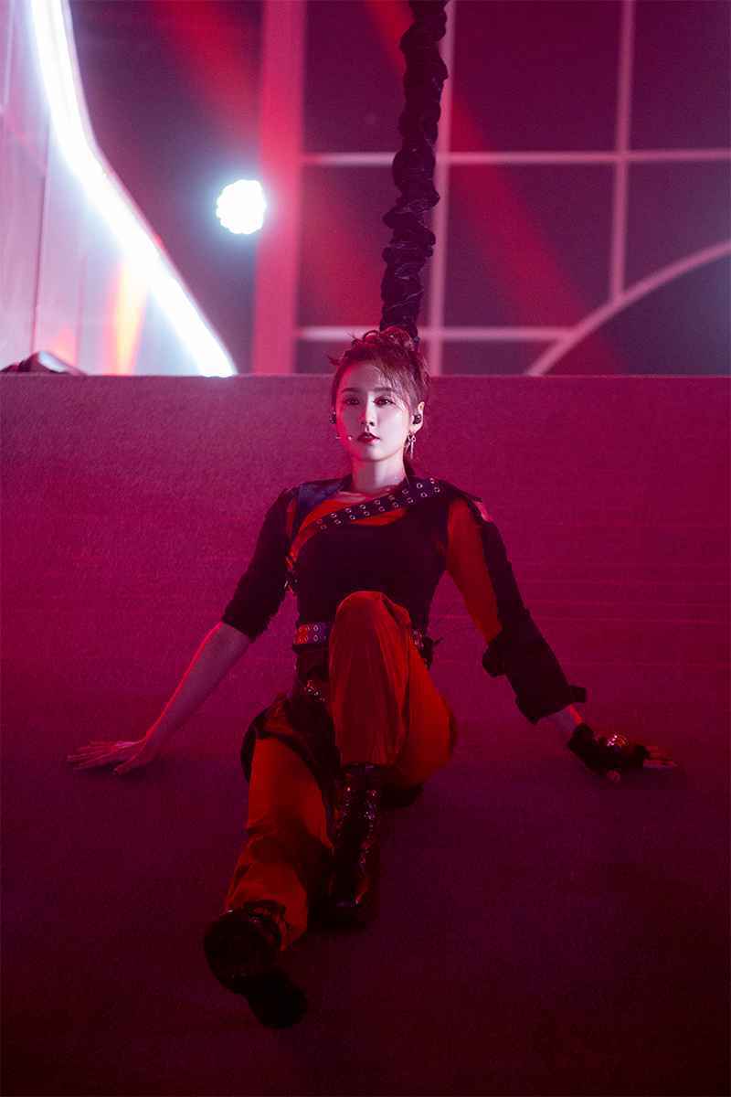 《乘风破浪的姐姐》迎二公舞台 吕一重庆方言Rap引热议