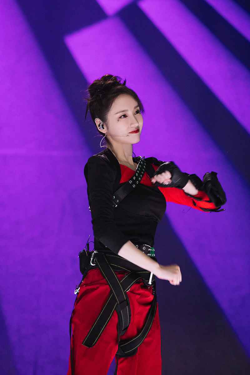 《乘风破浪的姐姐》迎二公舞台 吕一重庆方言Rap引热议