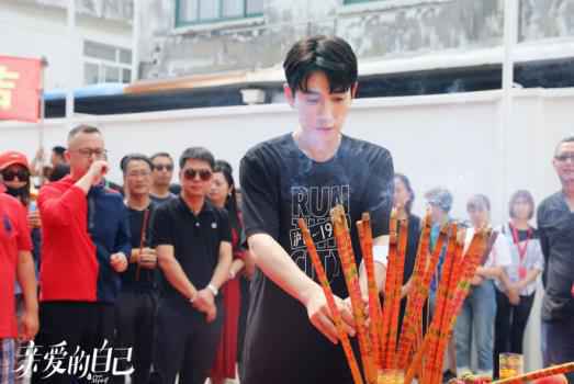 朱一龙新剧《亲爱的自己》开机 化身都市青年开启追梦人生