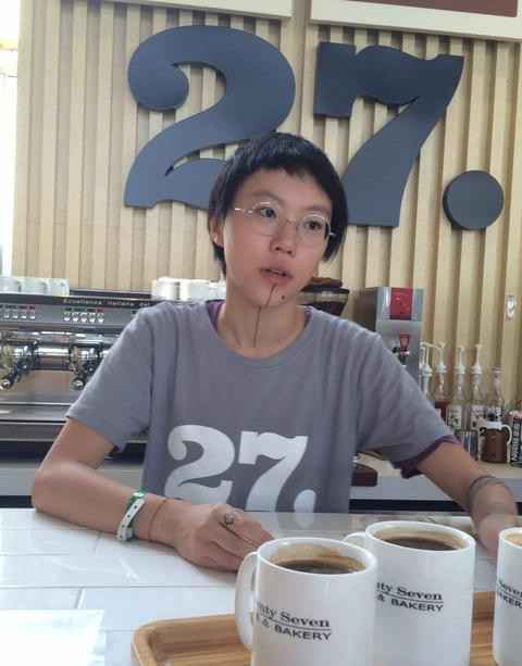 不敢相信..窦靖童居然去咖啡屋打工了