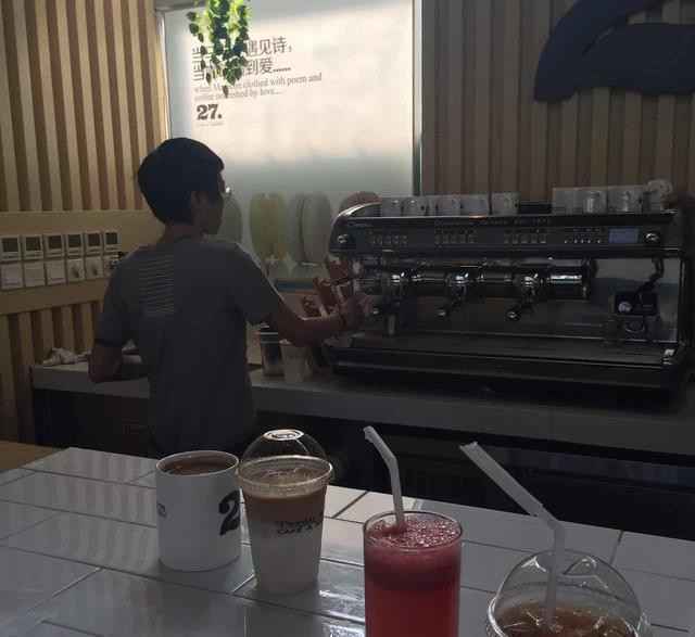 不敢相信..窦靖童居然去咖啡屋打工了