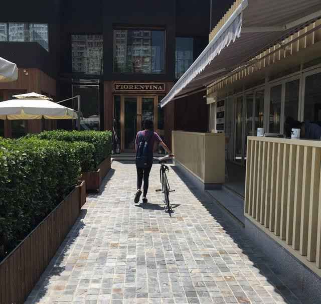 不敢相信..窦靖童居然去咖啡屋打工了