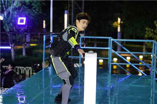 威神V黄旭熙22日出击《追我吧》