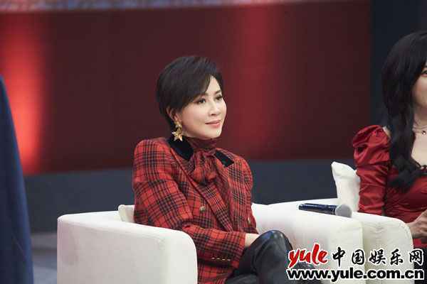 刘嘉玲惊喜助阵《追光吧！哥哥》 女神尽显率真一面现场笑个不停