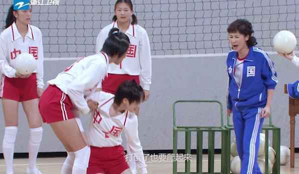 梁静李宇春上演球场对决 双马尾冲天辫重现中国女排经典造型