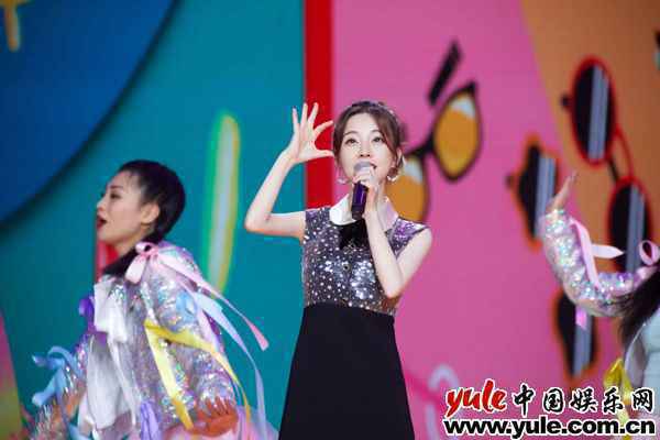 冯提莫山东元宵晚会演唱单曲《摩托》 可爱俏皮少女感爆棚