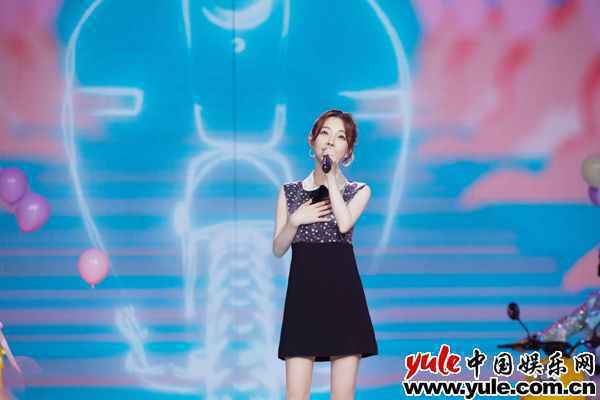 冯提莫山东元宵晚会演唱单曲《摩托》 可爱俏皮少女感爆棚