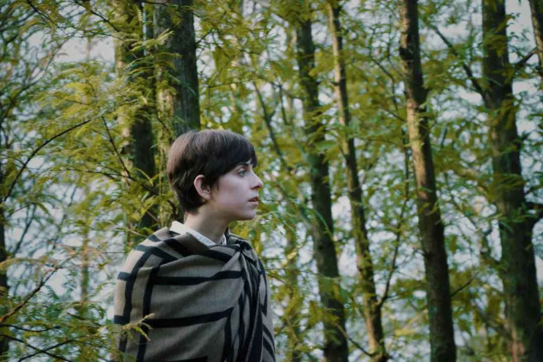 这位乐坛独一无二的“小王子”，新歌融合了优雅英伦美学