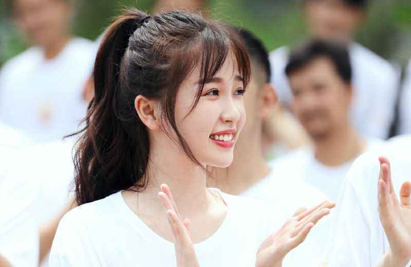 虞书欣昔日节目遭搭档男演员揩油，粉丝态度成迷路人却看不下去了