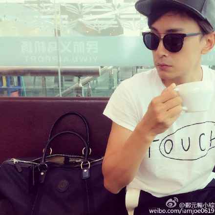 郑元畅航班延误晒帅照 戴墨镜怒吃大碗面