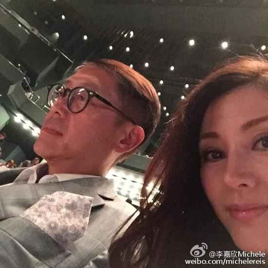 李嘉欣和老公许晋亨看舞台剧 自拍秀恩爱