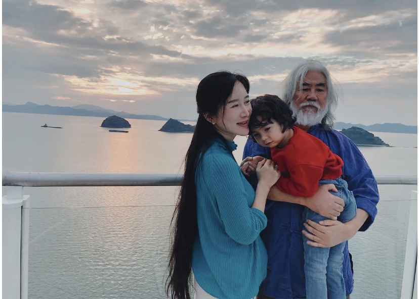 张纪中娇妻首谈怀孕经历 自曝脱发严重睡眠难