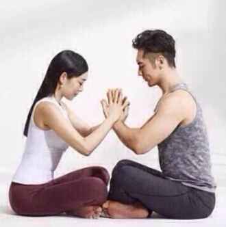 钟丽缇与绯闻男友清凉做瑜伽 贴身运动看呆网友