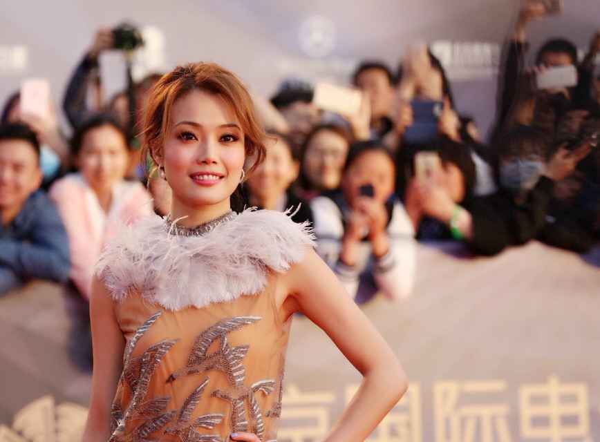 容祖儿北影节闭幕献唱 《光束》