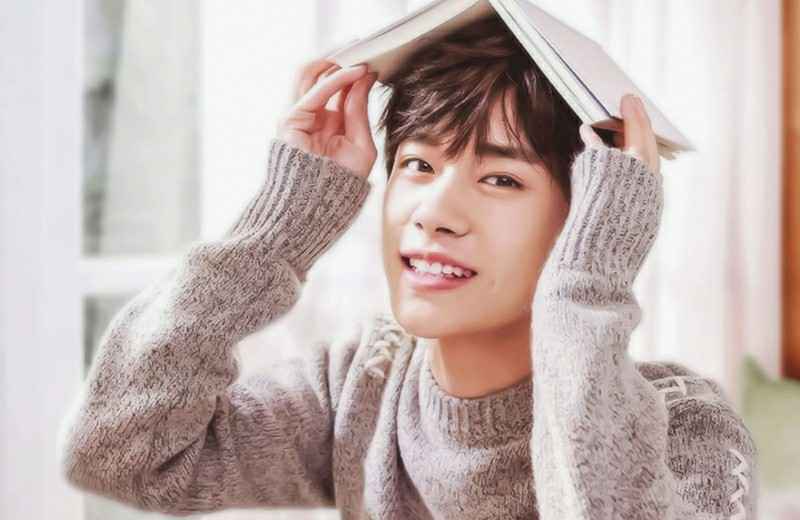 易烊千玺班级合照曝光,和女同学保持安全距离,成熟懂事