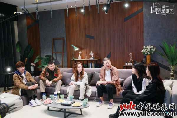 《同一屋檐下》濮小博严厉教学惹争议,邓紫棋谈十万小时定律