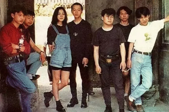 这女人俩孩子仨男人却没人说她不正经