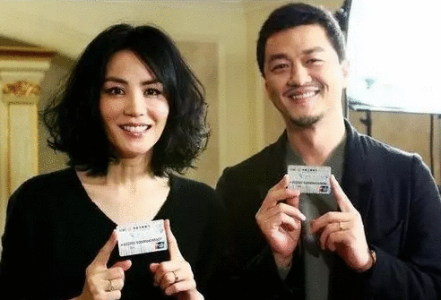 这女人俩孩子仨男人却没人说她不正经