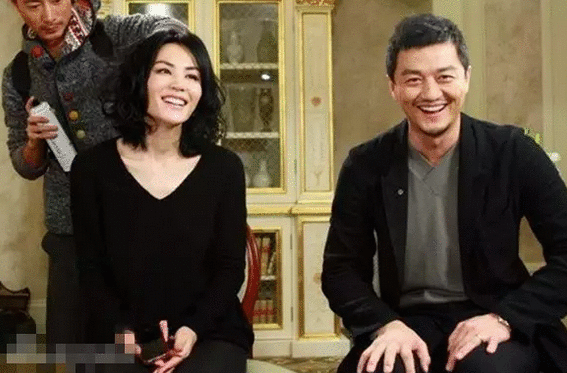 这女人俩孩子仨男人却没人说她不正经