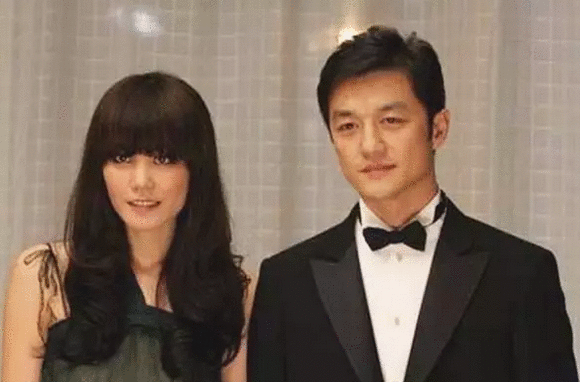 这女人俩孩子仨男人却没人说她不正经