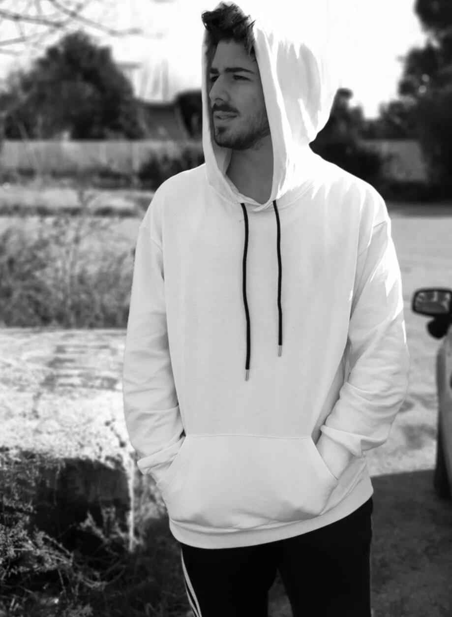 《Can We Kiss Forever》网易云评论超13万,意大利制作人Kina引发全球情感共鸣