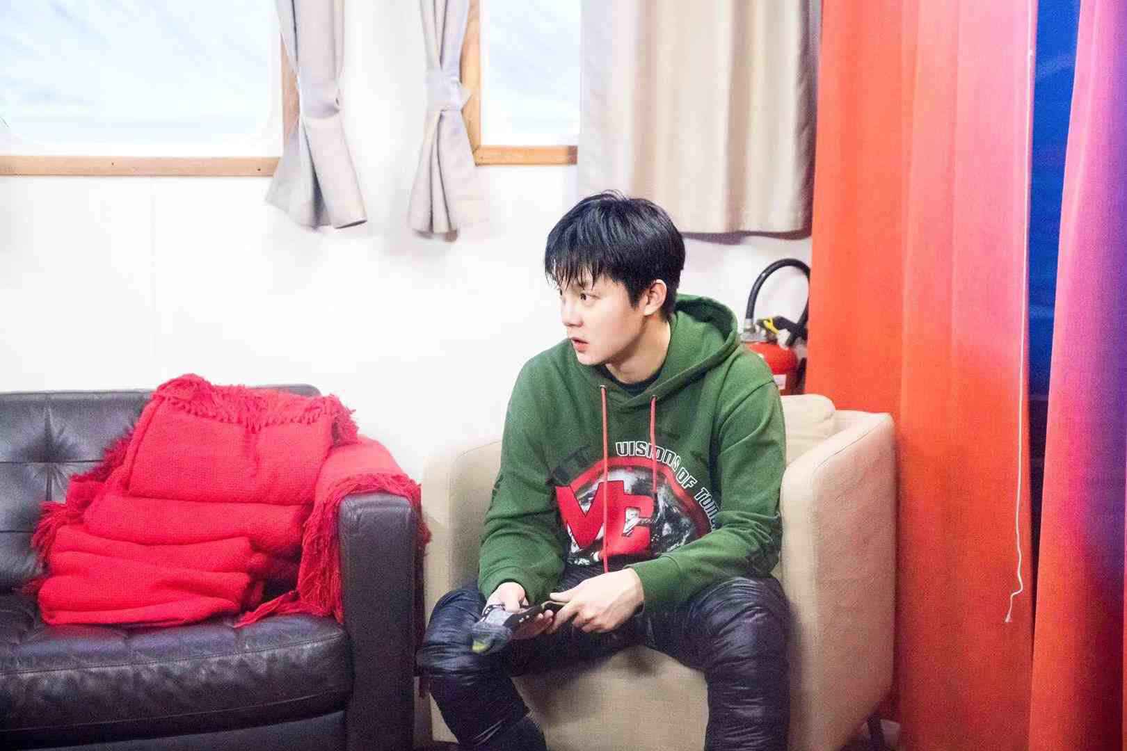 尹正《小小的追球》拍卖会畅谈环保 暖心绅士泪别极地之旅