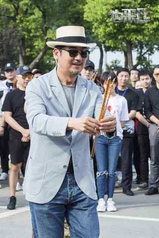 《也平凡》郑恺首当剧出品人 携手张国立林峯玩悬疑