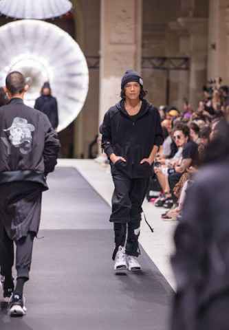 张惠春自家餐厅大摆生日趴 电音新歌狂飙高音秀唱功