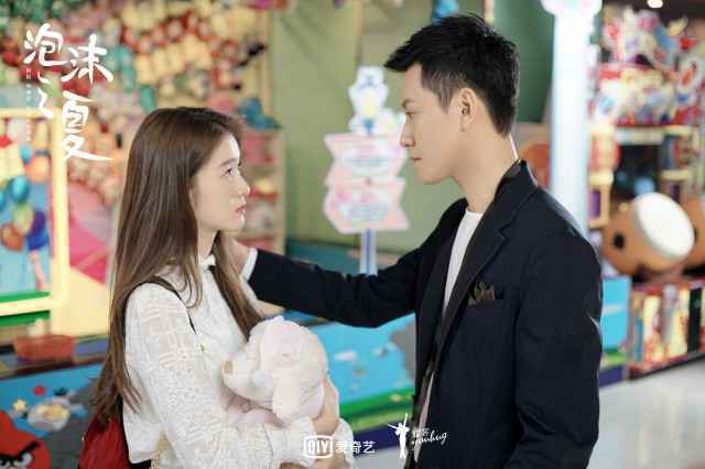 新版《泡沫之夏》首播好评不断 花式承包热搜头条