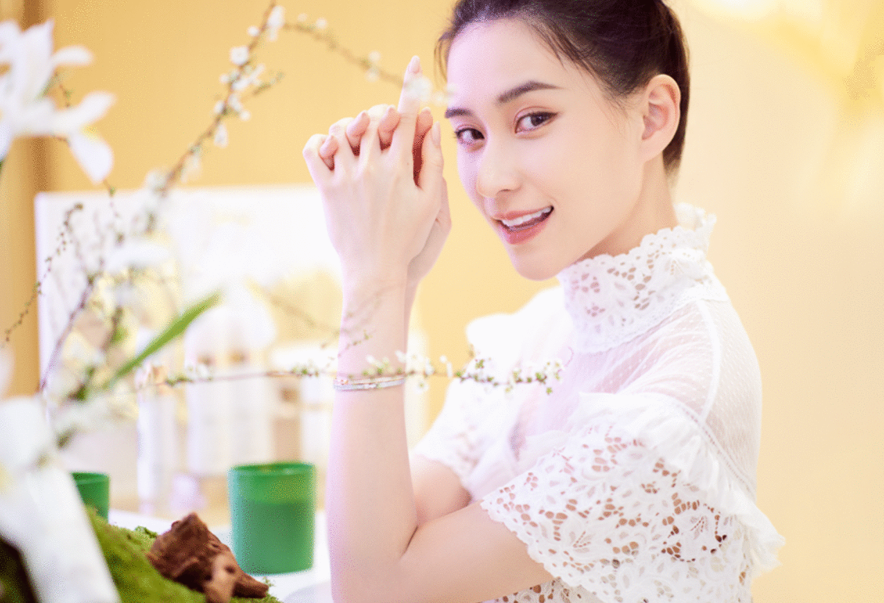 何超莲亮相品牌活动 双丸子头元气满满