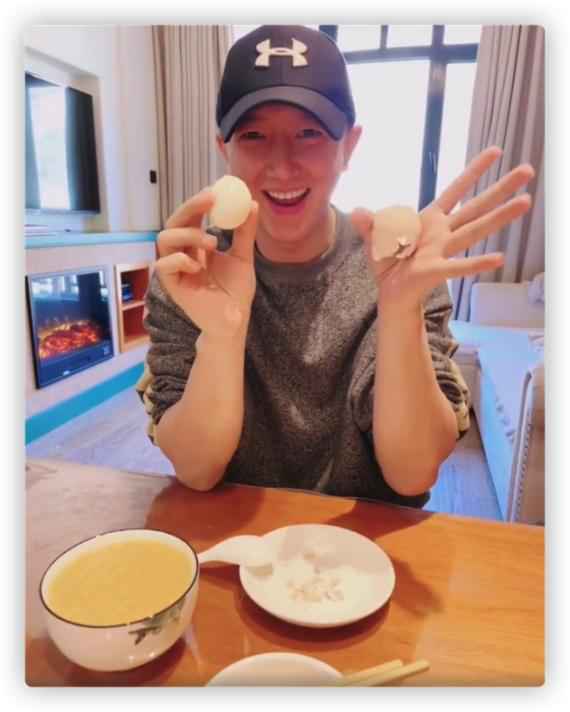 韩庚表演吹鸡蛋