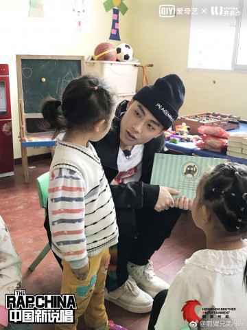 《中国新说唱》X LLJ夹机占2000公里送温暖 人气选手ICE变“孩子王”关爱留守儿童