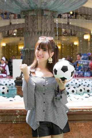 谭维维《跨界歌王》释放表演小宇宙 即兴合唱《在雨中》惹爆笑