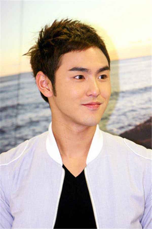 阮经天遇桃花？经纪人回应不是女友？