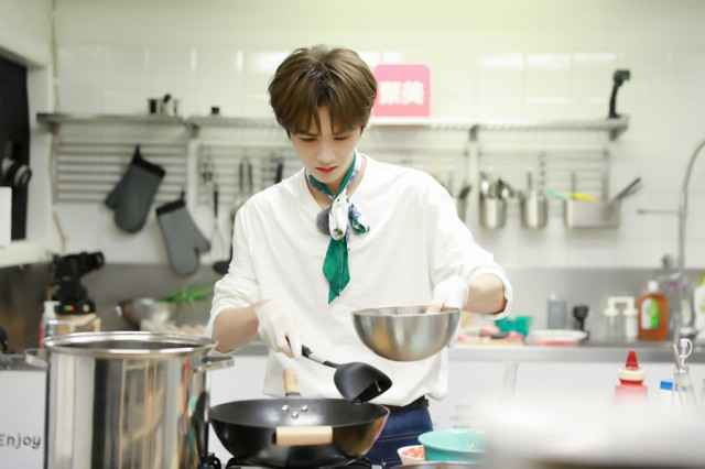 朱正廷《奇妙的食光》解锁新菜式 Justin毕雯珺餐厅经营展超高双商